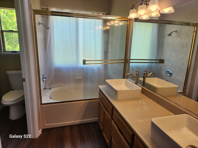 Building Photo - Beautiful 4 bedroom, 3 bathroom home locat...