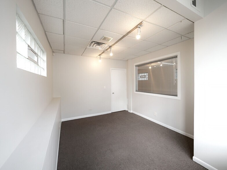 Building Photo - 4344 N Western Ave