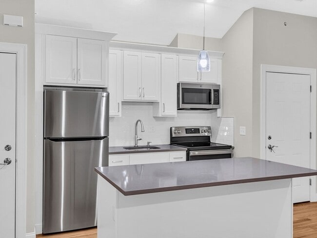 Building Photo - 97 Great Rd