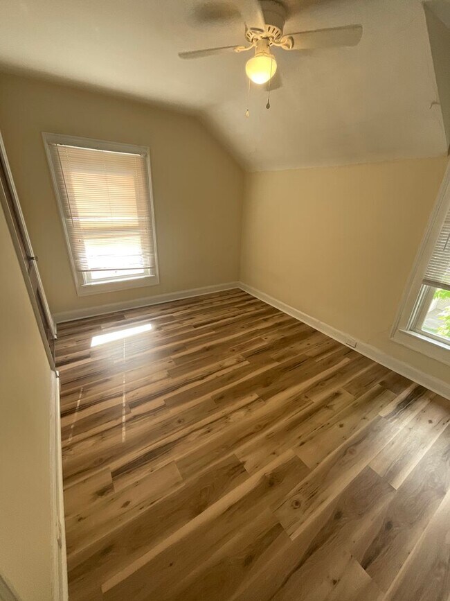 Building Photo - *2027* 4 Bed House!! Great Spot!!