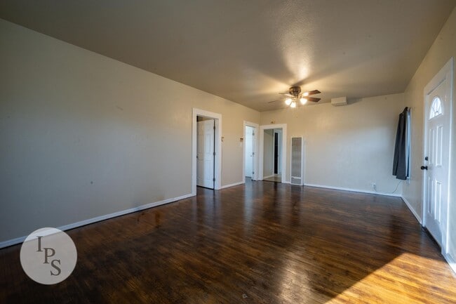 Building Photo - Fresno Westside Farm Home, 3BR/1BA, Built 1925 – Modern Updates!