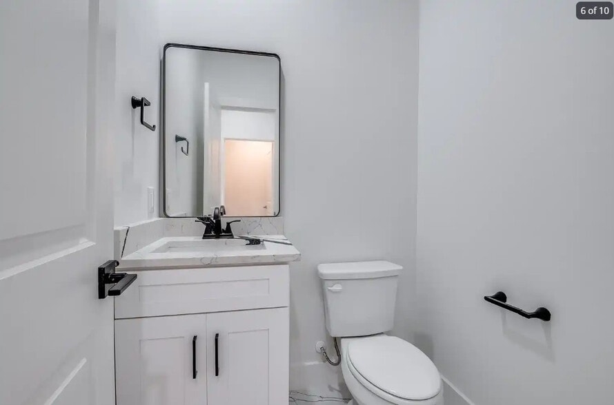 Building Photo - Room in Duplex on Wendelkin St
