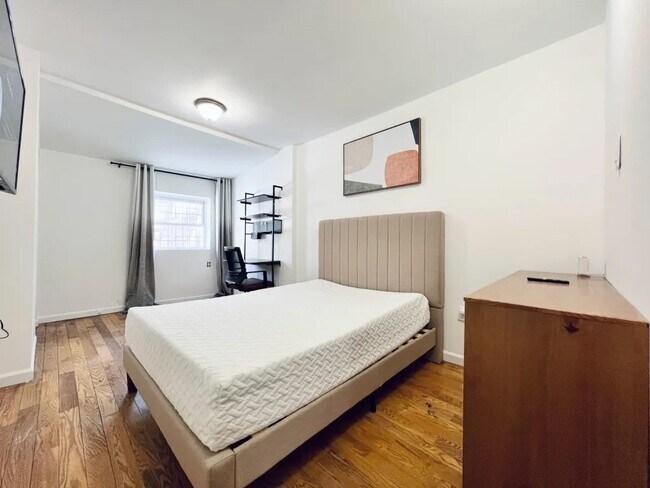Building Photo - Furnished room/NOT APARTMENT