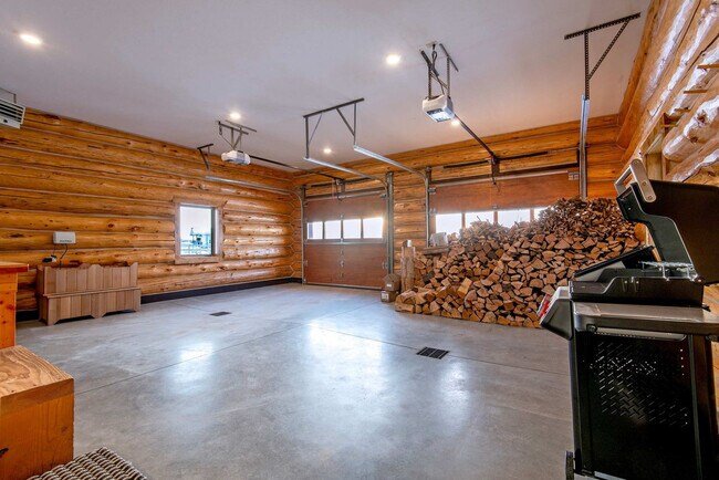 Building Photo - 1330 Larsen Ln