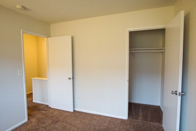 Building Photo - Nicely Renovated Townhome in Adorable Broo...
