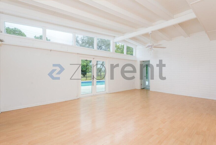 Building Photo - Unit