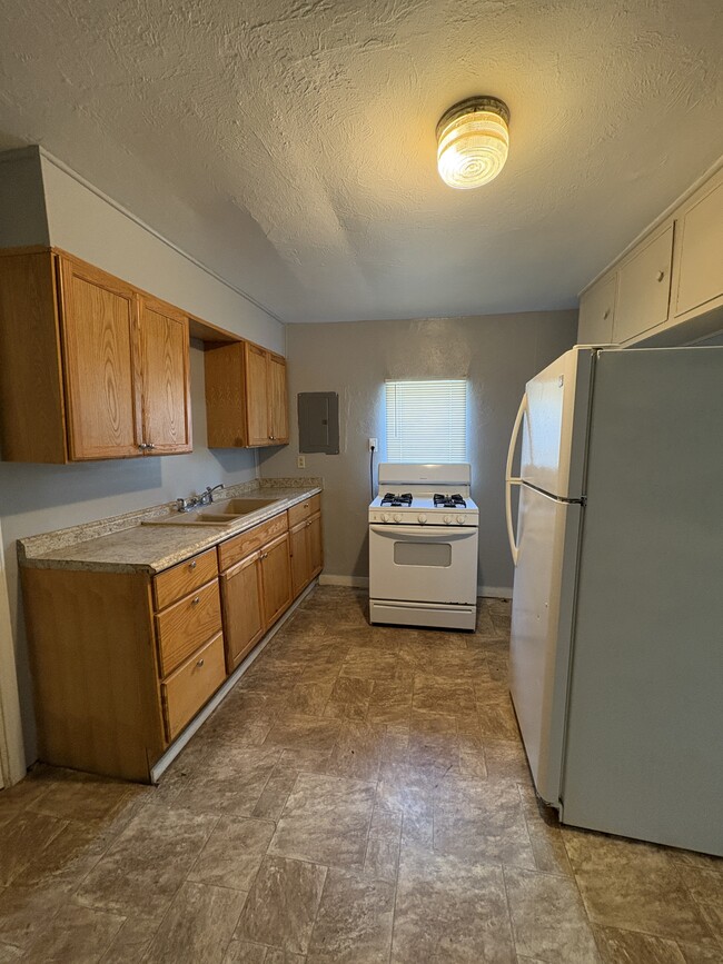 Building Photo - 321 S Oak Ave