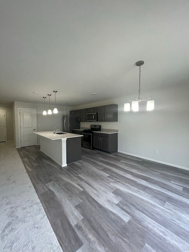 Building Photo - 4 bedrooms + BONUS ROOM And 2.5 baths Tumw...