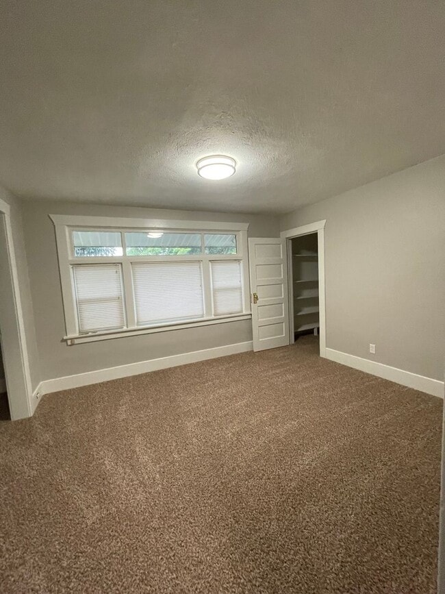 Building Photo - 4 Bedroom Home