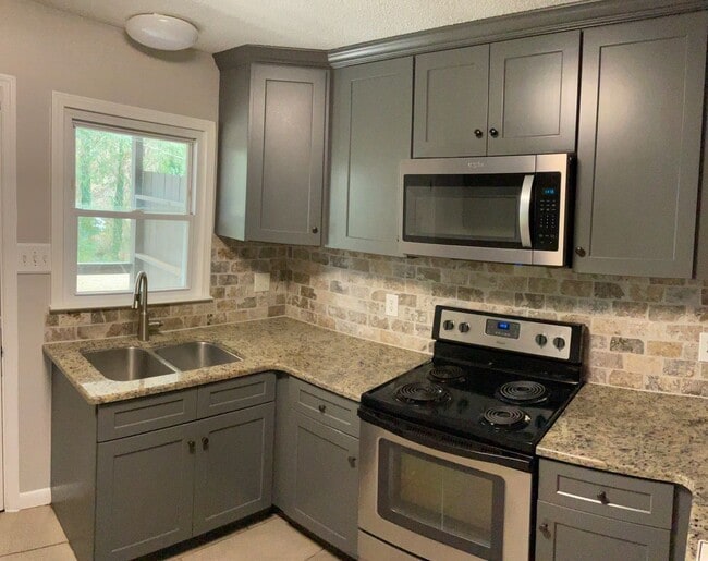 Building Photo - 2 Bedroom Brick Duplex in Prime Location with Full Renovation