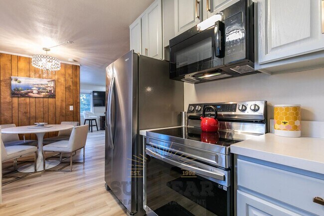 Building Photo - Bright Home in Incline!