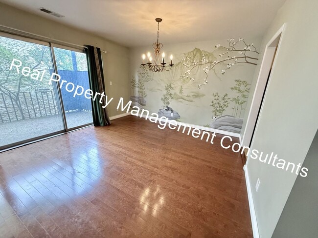 Building Photo - Beautiful Condo on the Plaza with City Vie...