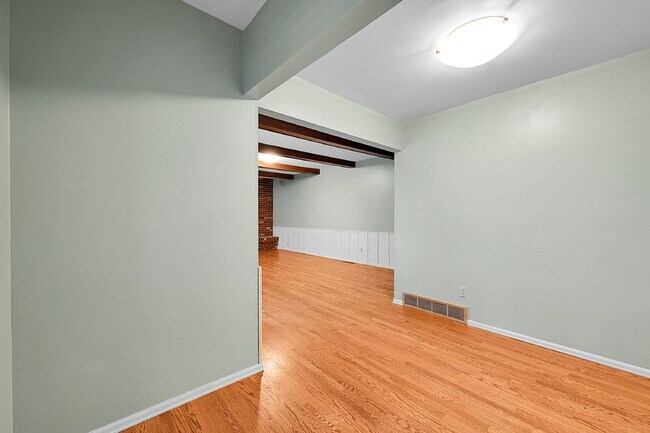 Building Photo - $2,895.00, 4 bed, 3.5 bath, located in Col...