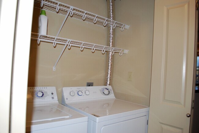 Building Photo - Spacious 2 Bed in Beautiful Complex!