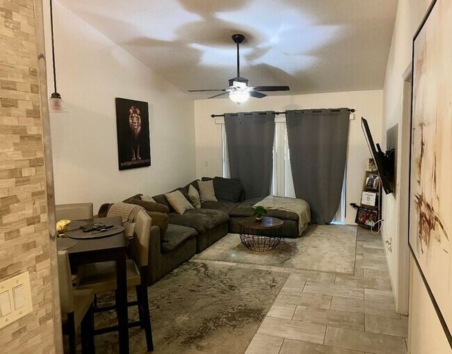 Building Photo - 1 bedroom Creekside Villas Townhome Near O...