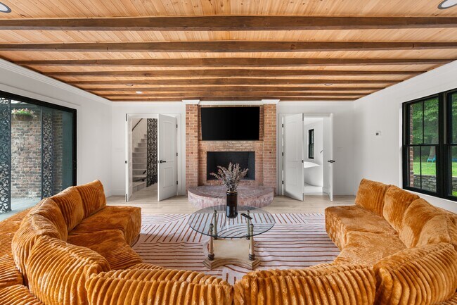 Building Photo - 372 Tucker Hill Rd