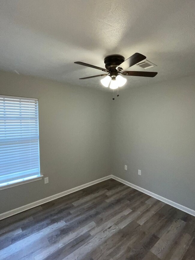 Building Photo - Updated 3/2 with privacy fence!