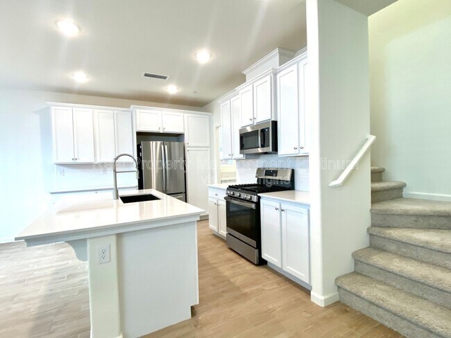 Building Photo - 2273 N Raleigh Dr