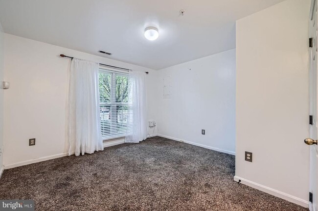 Building Photo - 9863 Greenbriar Way