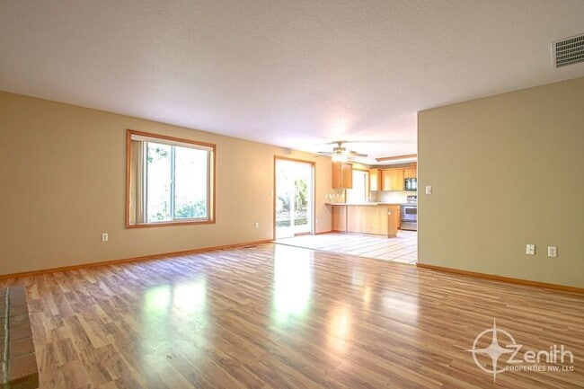 Building Photo - 3907 SE Sunrise Dr