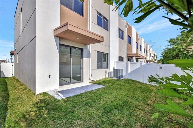 Building Photo - 4208 NE 7th Terrace