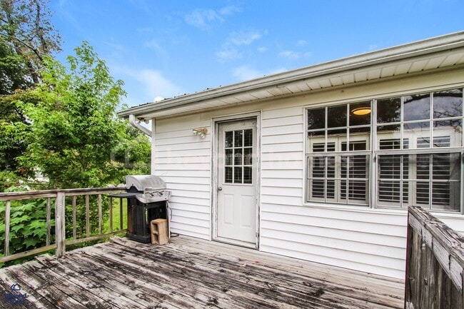 Building Photo - Charming & Move-In Ready Home in Hickory Hills!