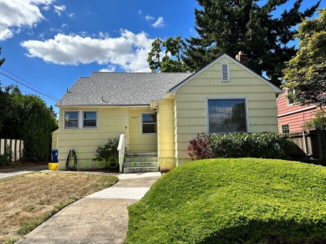 Primary Photo - Gorgeous Pet-Friendly 3 Bedroom 1 Bath House