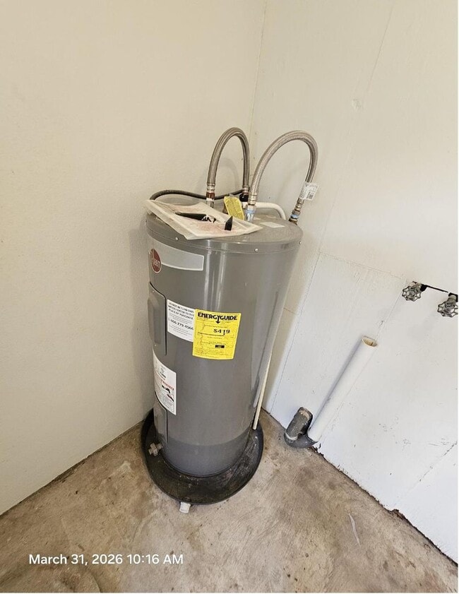 Building Photo - Beautiful and cozy 2/1 apartment available now!