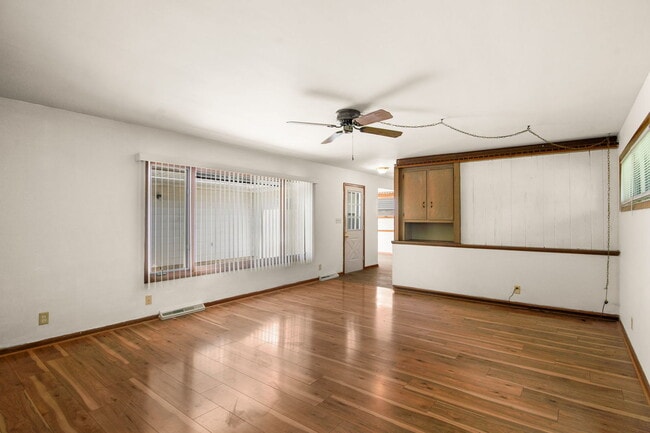 Building Photo - 431 Parkside Dr