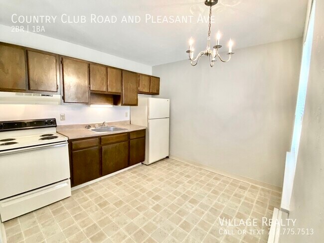 Building Photo - Roomy 2-bed end-unit w/ on-site laundry & ...