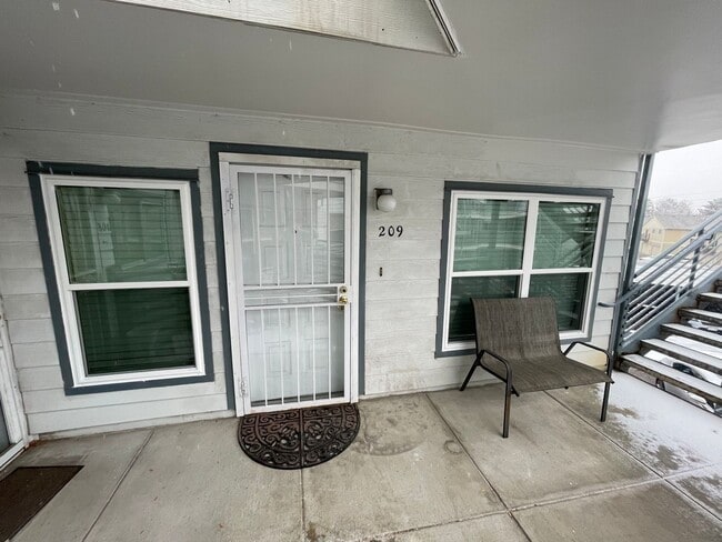 Building Photo - Updated 2 Bedroom, 2 Bath Condo (Available...