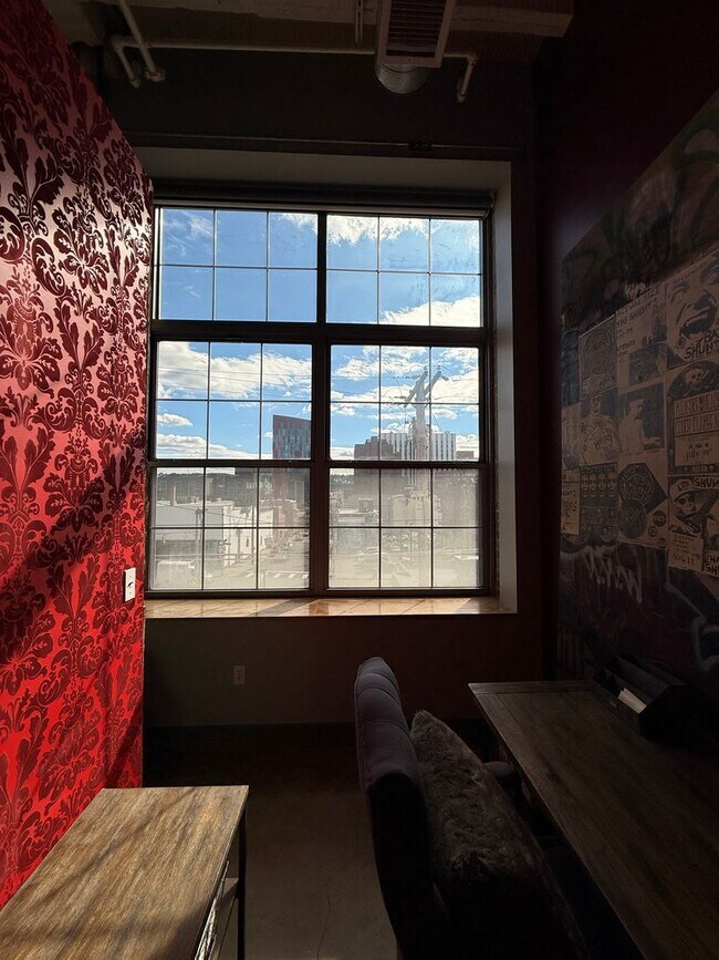 Building Photo - Fully Furnished!! Ready NOW! Sleek & Modern