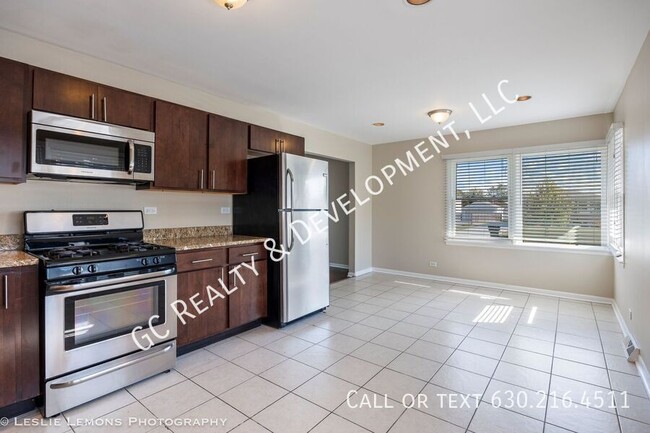 Building Photo - *** SCHOOL DISTRICT 25 / 3 BDRM -1.5 BTH /...