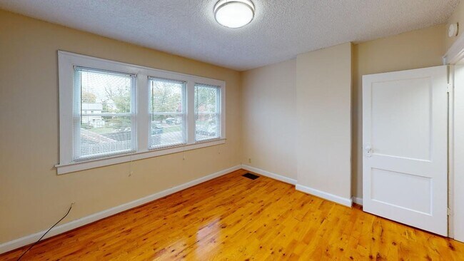 Building Photo - 3 BEDROOMS, 1 FULL BATHROOM + 3 FREE OFF-S...