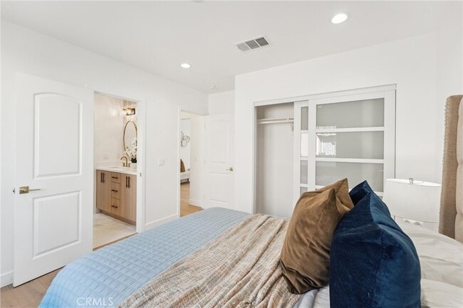 Building Photo - 3945 S Norton Ave