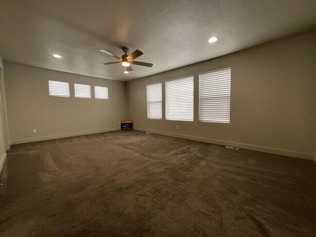 Building Photo - 3 bedroom 2 1/2 bath townhome