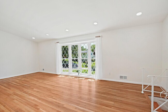 Building Photo - 6607 Lone Oak Dr