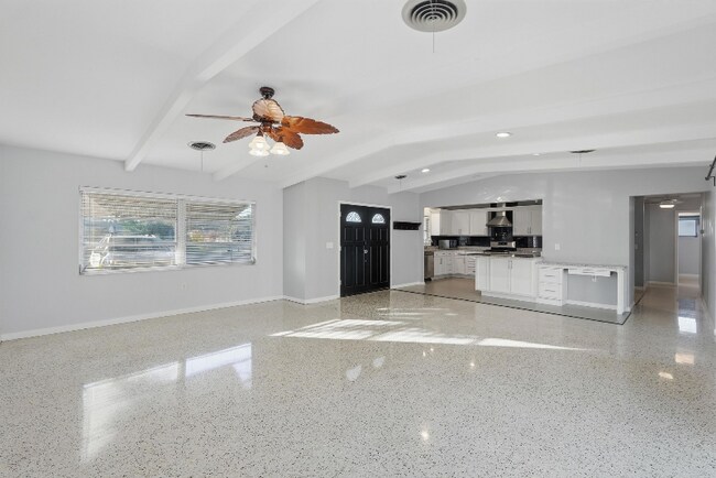 Building Photo - 725 Patricia Ave