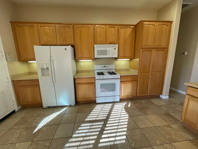 Building Photo - Apple Valley-Del Web Home, 2 Bedrooms,2 Ba...