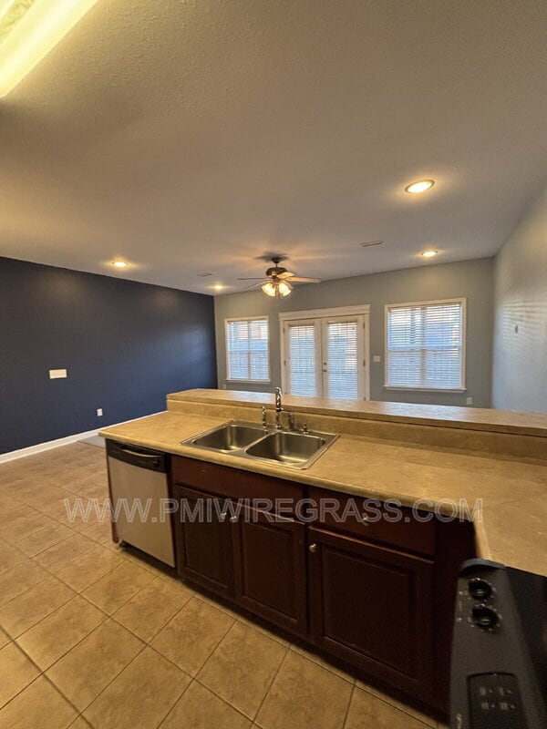 Building Photo - 108 Peregrine Way