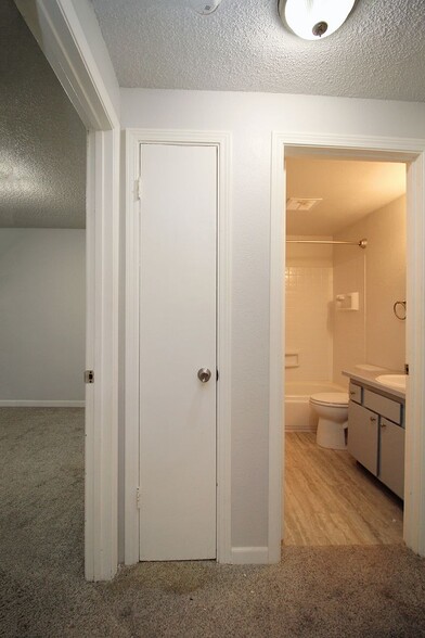 Building Photo - 5704 SW Beaverton Hillsdale Hwy