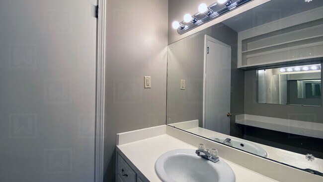 Building Photo - Excellent 4 Bedroom House in Bluff Park Co...