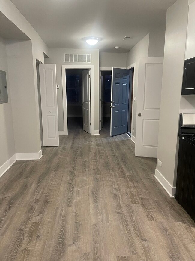 Building Photo - 722 N Austin Blvd