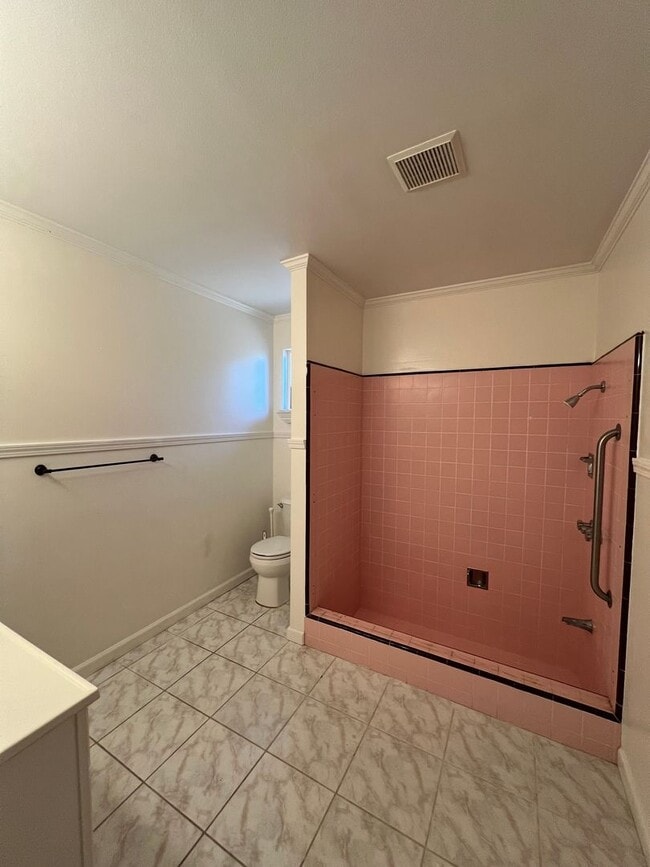 Building Photo - Beautiful 3 bedroom West Side Home! Close ...