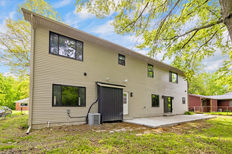 Building Photo - 7598 Lake Park Rd