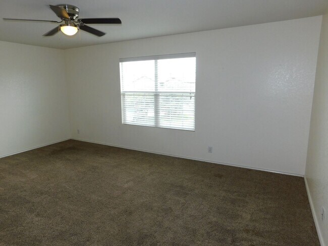 Building Photo - Beautiful, spacious 4 bedroom, 2.5 bath ho...