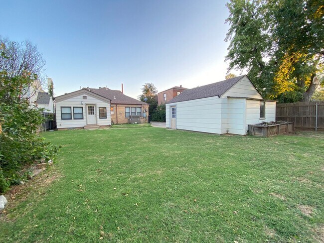 Building Photo - 2 Bedroom 2 Bathroom plus Bonus Room with ALL Appliances Included