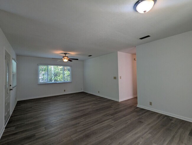 Building Photo - 2 bedroom/ 2 bath in Turkey Creek Forest