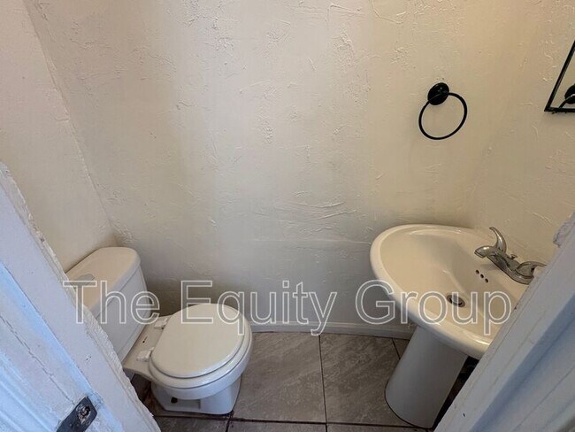 Building Photo - 326 S L St