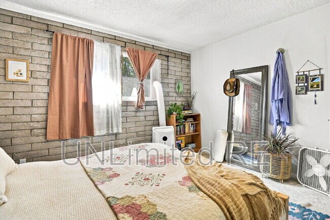 Building Photo - 1811 N Meadow Lark Dr